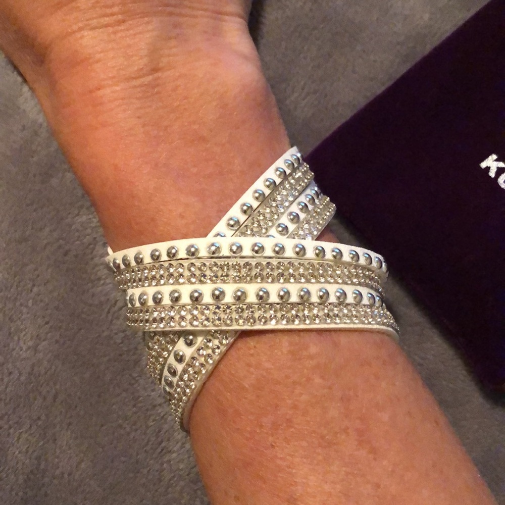 🌹 Four strand white wrap bracelet w/ shine